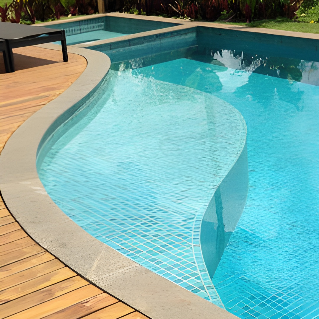 Imagem de piscina, exibindo pastilhas azuis na lateral e fundo.